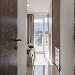 9ten11 Seafront By Homely * メーリッハ