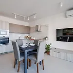 9ten11 Seafront By Homely メーリッハ