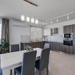 9ten11 Seafront By Homely アパート *