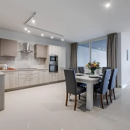 9ten11 Seafront By Homely Apartament *
