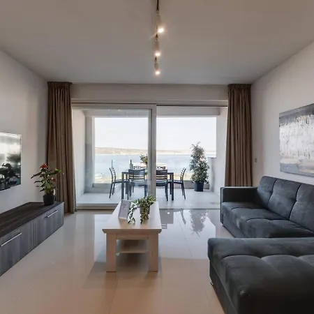 9ten11 Seafront By Homely Apartment