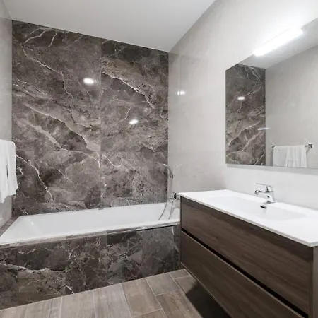 9ten11 Seafront By Homely Apartment *