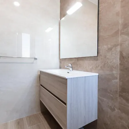 9ten11 Seafront By Homely Apartment