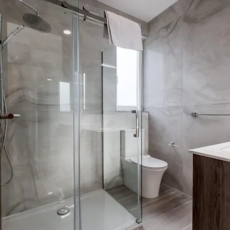 9ten11 Seafront By Homely Apartment