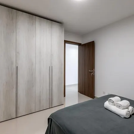9ten11 Seafront By Homely Apartment