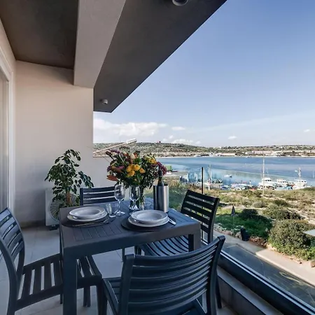 9ten11 Seafront By Homely Apartment