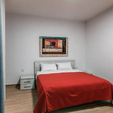 9ten11 Seafront By Homely Apartment