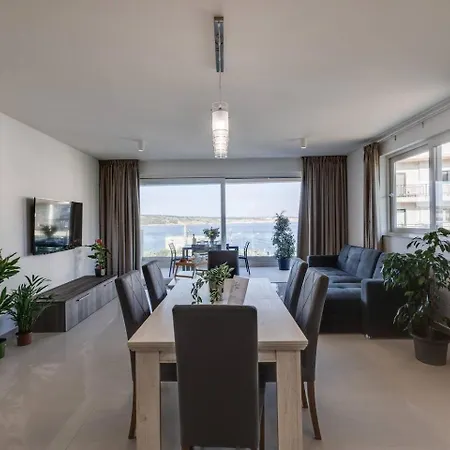 9ten11 Seafront By Homely Apartment *