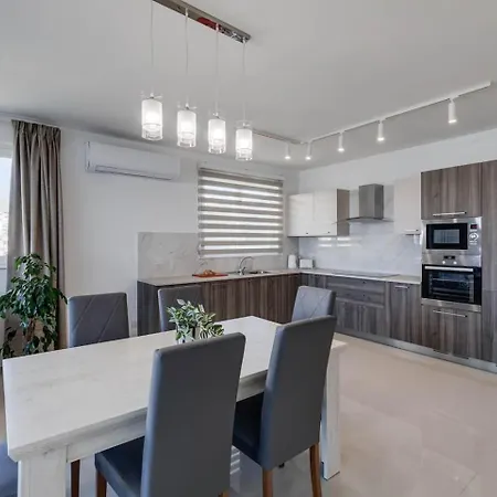 9ten11 Seafront By Homely Apartment *
