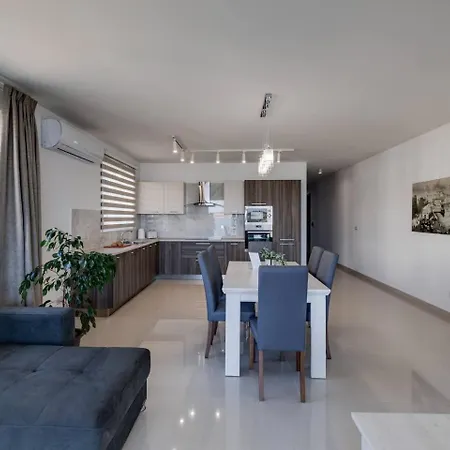 9ten11 Seafront By Homely Apartment *