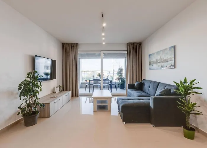 9ten11 Seafront By Homely 멜리에하