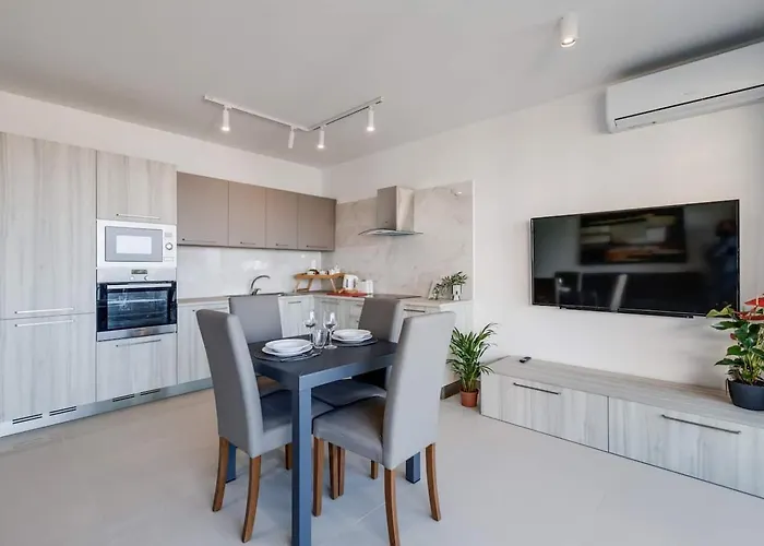 9ten11 Seafront By Homely 멜리에하